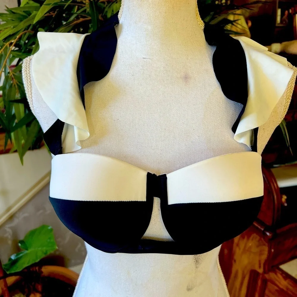 Ladies size Medium NWOT swim suit top black and white. Adorable